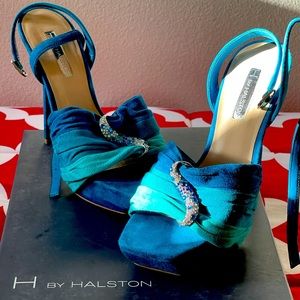 😍Extremely Sexy Halston Suede Stilettos, Size 7